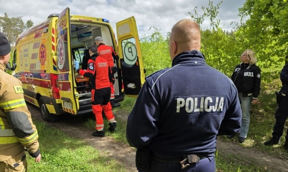 Odnaleziony mężczyzna wkładany jest przez ratowników do karetki.