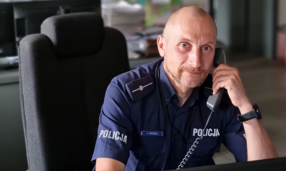 Policjant Łukasz Wróbel.