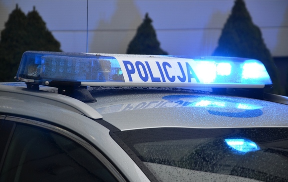 Belka z napisem Policja na dachu radiowozu.