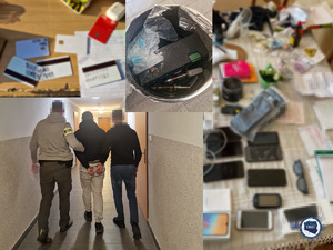 Kolaż zdjęć, na którym widoczne są zabezpieczone karty płatnicze, środki odurzające, telefony, oraz zatrzymany prowadzony przez dwóch nieumundurowanych policjantów.