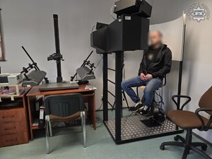 Zdjęcie przedstawia mężczyznę siedzącego na krześle u technika kryminalistyki.