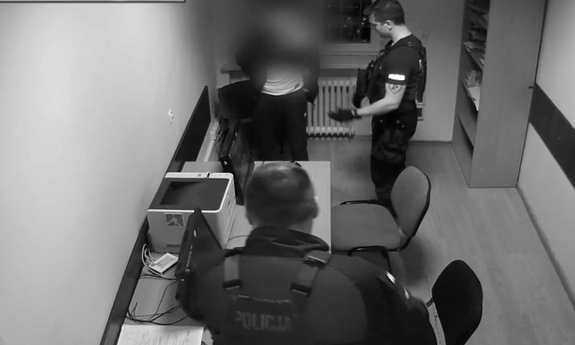 Policjanci przesłuchują zatrzymanego.