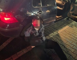 Na zdjęciu zatrzymani obywatele Gruzji przy samochodzie.