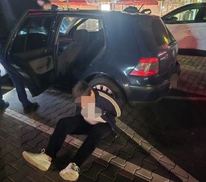 Na zdjęciu zatrzymani obywatele Gruzji przy samochodzie.
