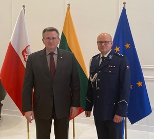Mężczyzna w garniturze i umundurowany policjant.