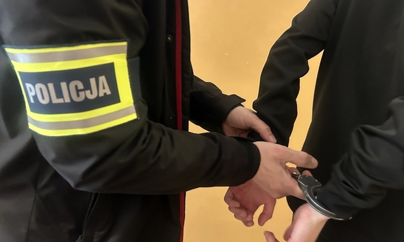Na zdjęciu policjant z zatrzymanym mężczyzną.