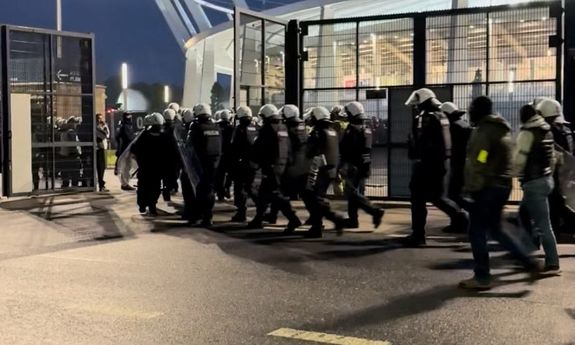 Policyjne oddziały przy stadionie.