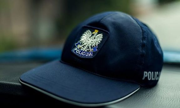 Czapka policyjna.