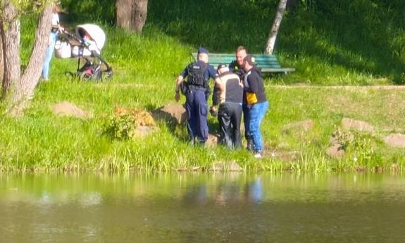 policjanci wyciągają mężczyznę z wody.