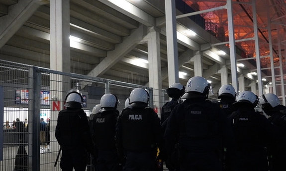 Policjanci zabezpieczający mecz.