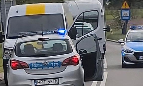 dwa radiowozy blokują kierowcę.