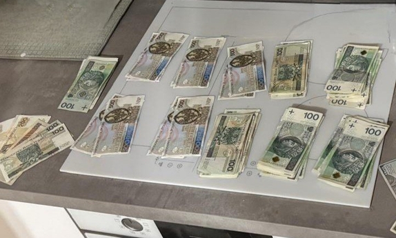 Zabezpieczone banknoty i monety na stole.
