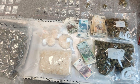 Zabezpieczone narkotyki w foliowych woreczkach i banknoty.