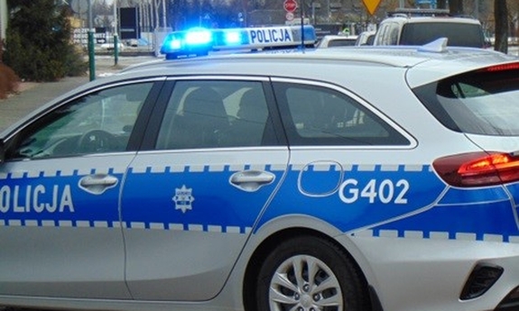Radiowóz policyjny widziany z boku.