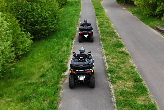 Policjanci na quadach - widok z góry.