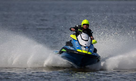 policjant płynie skuterem wodnym.