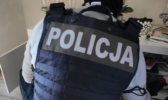 plecy policjanta.