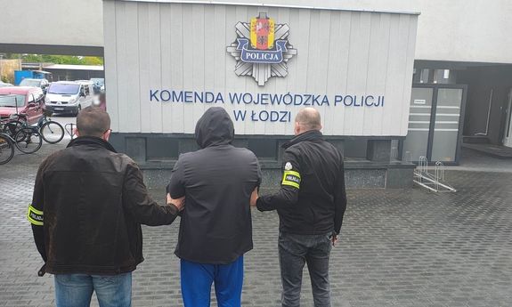 Dwaj nieumundurowani policjanci prowadzą zatrzymanego.