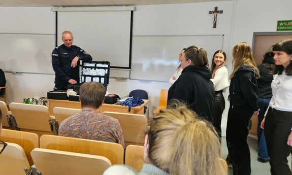 Policjant i studenci.