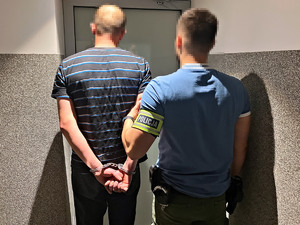 Funkcjonariusz z zatrzymanym.