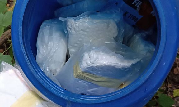 plastikowa beczka z narkotykami w środku.