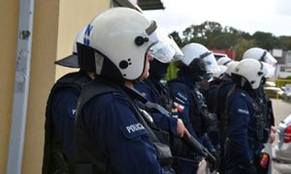 Policjanci podczas zabezpieczenia meczu.