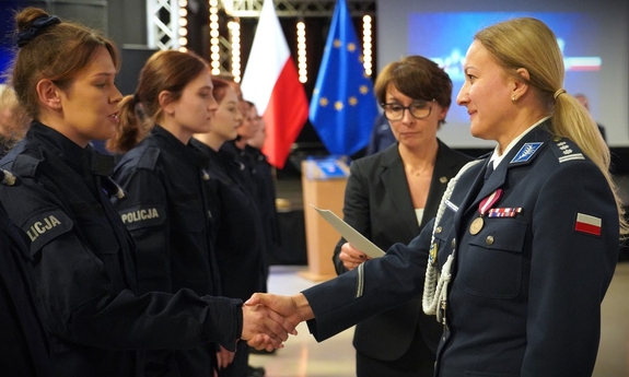 Komendant Wojewódzki Policji w Opolu – insp. Magdalena Nguyen-Fudala gratuluje policjantkom.