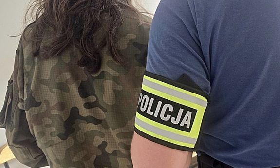 policjant z zatrzymanym.