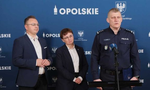 przedstawiciele pozują do zdjęć.