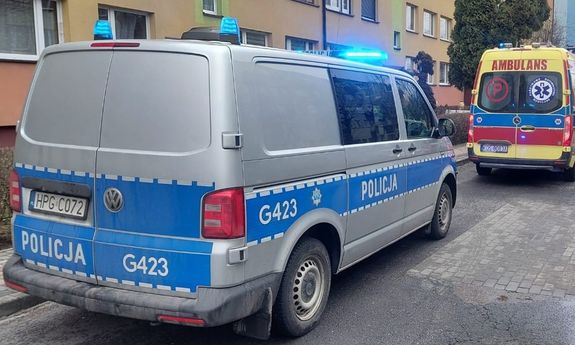 radiowóz, a za nim karetka.