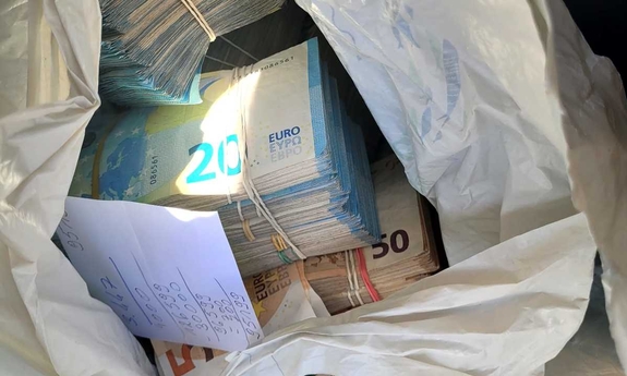 Pliki banknotów euro w foliowej reklamówce.