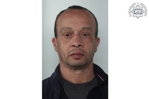 Wizerunek obywatela Rumunii zatrzymanego przez policjantów, który dopuszczał się kradzieży.
