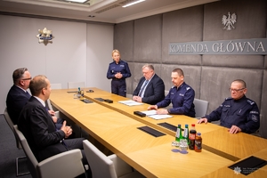 Uczestnicy podpisanie porozumienia pomiędzy Komendantem Głównym Policji a Generalnym Inspektorem Informacji Finansowej.