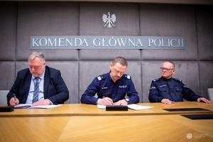 Komendant Główny Policji i Generalnym Inspektor Informacji Finansowej podczas podpisania porozumienia.