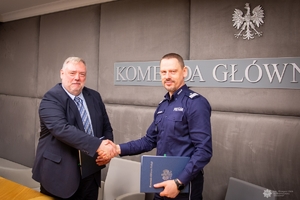 Komendant Główny Policji i Generalnym Inspektor Informacji Finansowej po podpisaniu pozorumienia.