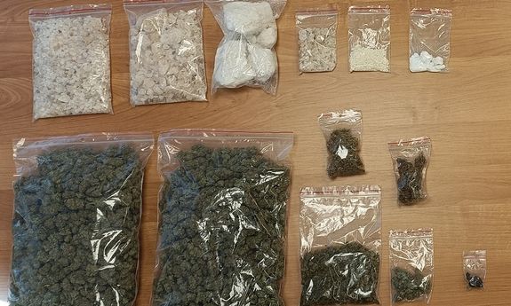 torebki strunowe z zawartością zatrzymanych przez Policję środków odurzających i psychotropowych