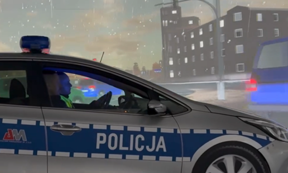 Dwaj policjanci siedzą w radiowozie.