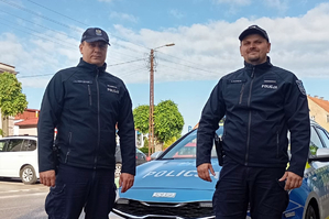 st. post. Łukasz Statkiewicz oraz st. post. Paweł Klepacki stoją przy radiowozie.