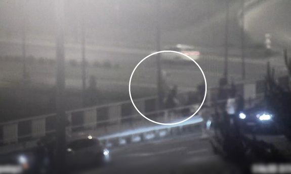 Ujęcie z kamery monitoringu na którym widać jak policjanci uratowali mężczyznę.