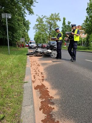 Służby ratunkowe pracują na miejscu wypadku z udziałem motocyklisty.