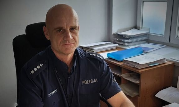 Policjant w mundurze.