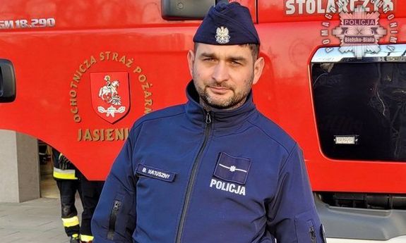Na zdjęciu umundurowany policjant