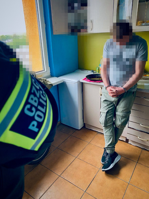Zatrzymany mężczyzna i funkcjonariusz CBZC w pomieszczeniu.