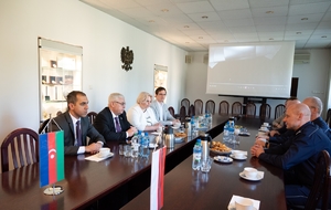Wizyta delegacji z Azerbejdżanu. Uczestnicy spotkania siedzą przy stole naprzeciwko siebie.