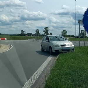 Samochód stojący w rejonie ronda.