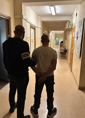 Policjant z zatrzymanym mężczyzną.