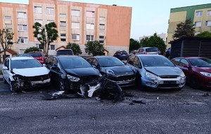 Uszkodzone samochody na parkingu.