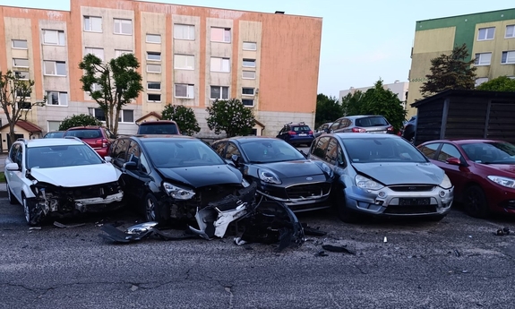 Uszkodzone samochody na parkingu.