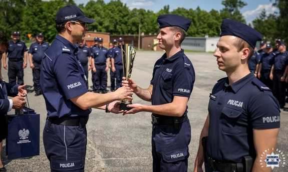 Wręczanie puchary dla najlepszego patrolu.
