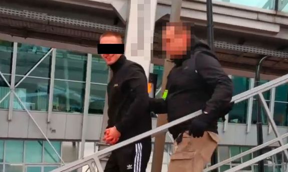 Zatrzymany prowadzony przez nieumundurowanego policjanta.